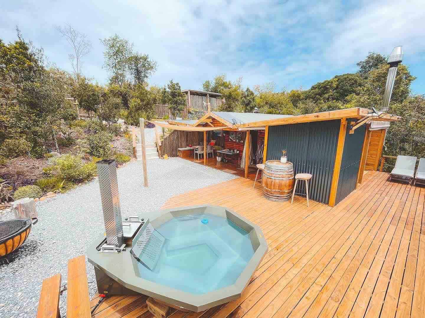 22 Amazing Local Airbnbs With Hot Tubs To Visit In 2023